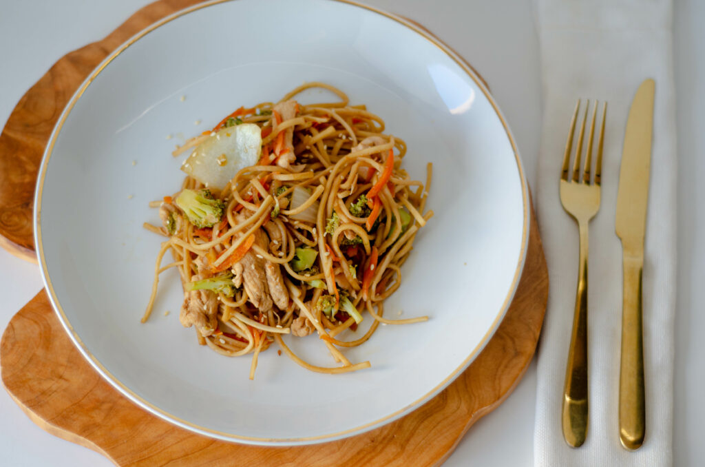 Yakisoba Low Carb Jantar saudável de uma panela Thaisa Leal
